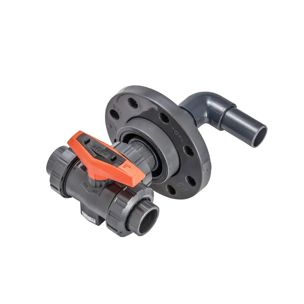 Armatur mit orangefarbigem Bedienhebel und grauem Flanschanschluss. Teil der BWT-Wasserversorgungslösung zur Entleerung und Entnahme in Permeatspeichern.